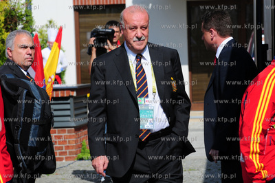 Hiszpanscy pilkarze wyjezdzaja z Hotelu Gdansk na mecz...