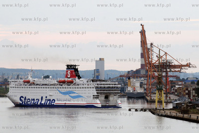 Wchodzacy do gdynskiego portu prom Stena Spirit kursyjacy...
