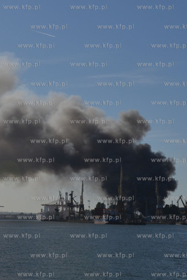 Pozar hali na terenie stoczni Marynarki Wojennej w...