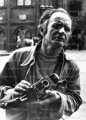 Fotoreporter Zbigniew Kosycarz przed Zlota Brama w...