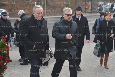 Rodzina, przyjaciele, znajomi, wspolpracownicy - setki...