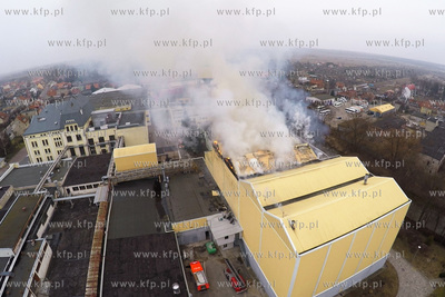 Pozar jeden z hal produkcyjnych, gdzie przechowywane...