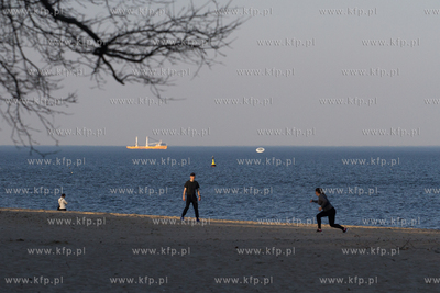 Gdynia,  plaża Kolibki, pierwsze ciepłe dni wiosny,...