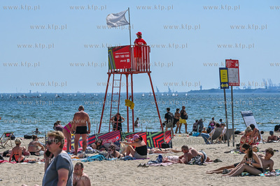 Sopot. Plaża. Upalny weekend spowodował liczne przybycie...