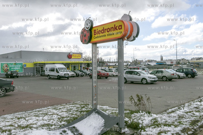 Sklep sieci Biedronka przy ulicy  Dobrowolskiego w...
