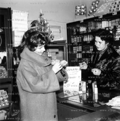 Drogeria lat 50 -60. 1957 (?) Fot. Zbigniew Kosycarz...