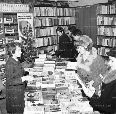 Swiateczne zakupy w ksiegarni. (grudzien1972_z.kosycarz2_p`12)...