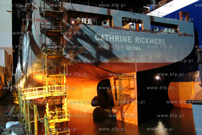 Stocznia Gdynia S.A, suchy dok SD II. Wodowanie dwoch...