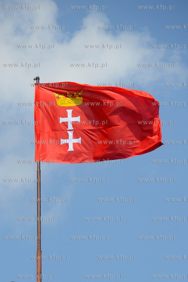 Flaga z herbem Gdanska powiewajaca na budynku Rady...