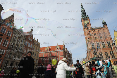 Festiwal baniek mydlanych w Gdansku na Dlugim Targu....