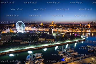 Gdanska starowka. Widok z Hotelu Club Marina. W dole...