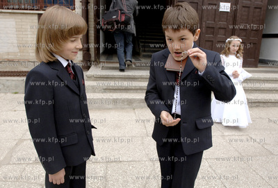 Pierwsza komunia swieta. Nz. Konrad (po prawej) z kolega.
17.05.2008
fot....