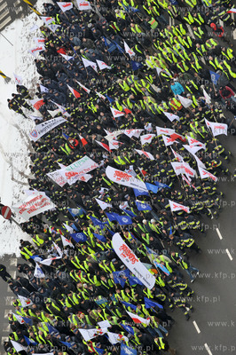 Pikieta sluzb mundurowych w Gdansku, przeciwko projektowi...