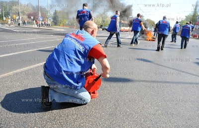 Plonace opony i petardy w srodku miasta to efekt pikiety...