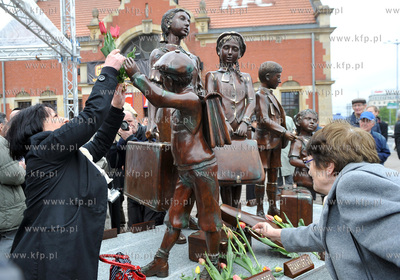 Przed Dworcem PKP w Gdansku odslonieto pomnik poswiecony...