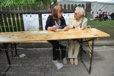 Pomorskie Swieto Produktu Tradycyjnego w Gdansku obok...
