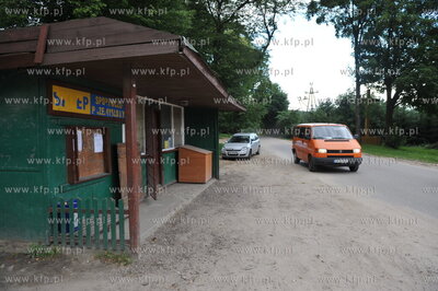 Centrum wsi Sulmin w Kaszubach.Po lewej sklep spozywczo-przemyslowy,...