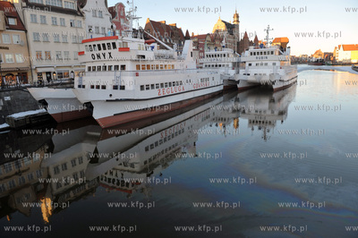 Tlusta plama na Motlwie w poblizu Zielonego Mostu w...