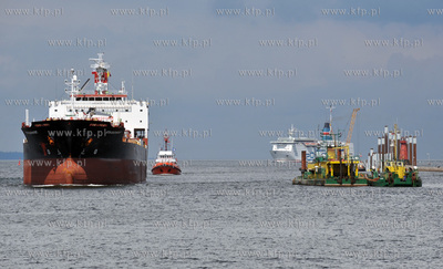 MTM SOUTHPORT wplywa do gdanksiego portu. Nz. po prawej...
