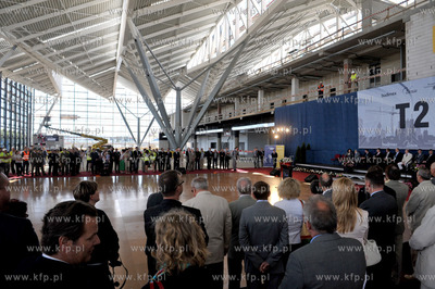 Uroczystosc zawieszenia wiechy nad nowo budowanym terminalem...