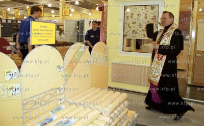 Ksiadz pralat Henryk Jankowski swieci nowy supermarket...