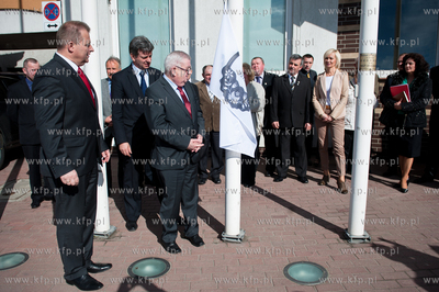 Zukowo. Uroczyste wciagniecie flagi na maszt przed...