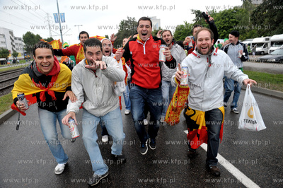 Gdansk. Hiszpanscy i irlandzcy kibice w drodze na PGE...