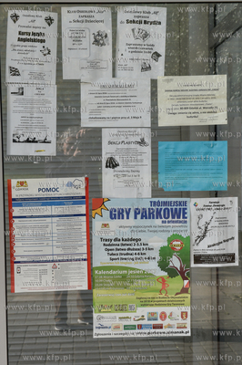 Gdańsk Chełm. Ogłoszenie na tablicach przy biblioteca...