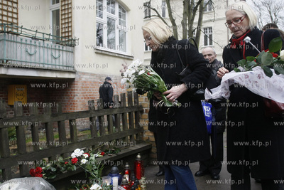 Sopot. Ul. Armii Krajowej 55. Ludzie skladaja kwiaty...