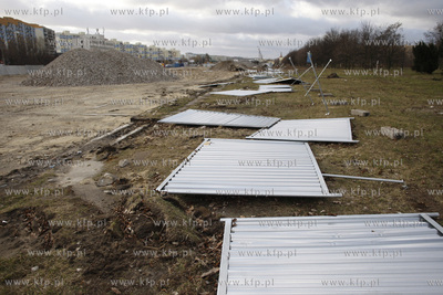 Gdansk Zaspa. Wichura. Nz powalony plot z placu budowy...
