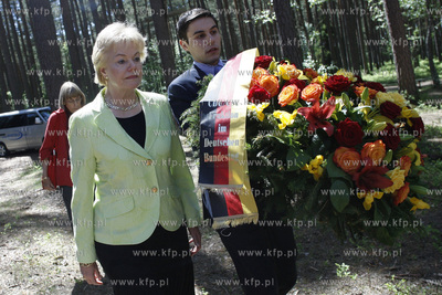 Piasnica. Erika Steinbach zlozyla wiazanke kwiatow...