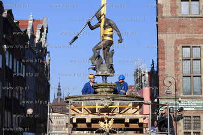 Gdansk. Demontaż figury Neptuna z fontanny na Długim...