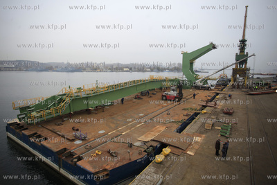 Gdynia. Zaladunek elementow tzw. stacker reclaimer,...