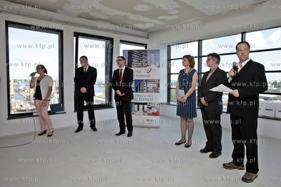 Uroczystosc prezentacji efektu pracy studentow i profesorow...