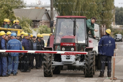 Strajk w Stoczni Gdanskiej. Stoczniowcy zadaja wyplacenia...