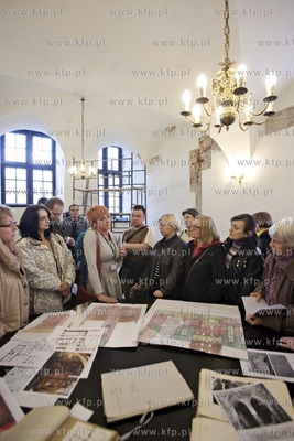 Pora na konserwatora. Zwiedzanie pomieszczeń komory...