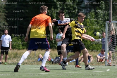 Gdansk Zaspa. Pilkarski turniej dzikich druzyn Do przerwy...