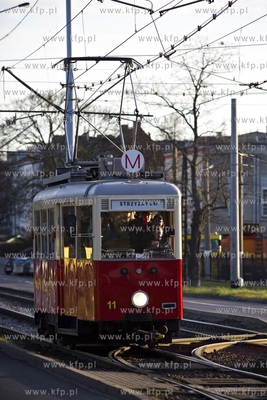 Mokołajkowy tramwaj typuN z 1952r. na trasie Strzyża...