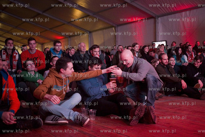 Mistrzostwa Europy w piłce ręcznej. Kibice oglądają...