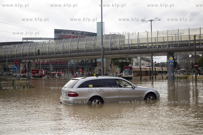 Zalane po intesywnych opadach deszczu skrzyżowanie...
