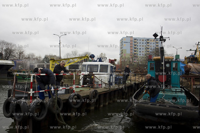 Transport historycznego holownika Okoń z przystani...