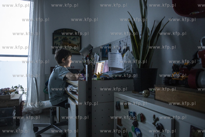 10-letni Janek uczy się zdalnie języka angielskiego...