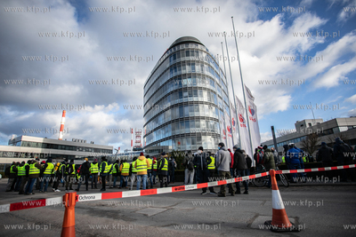 Pikieta pracowników Grupy Lotos pod biurowcem rafinerii,...