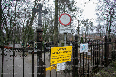 Z powodu silnego wiatru zamknięto cmentarz w Gdańsku...