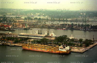 Port gdynski z lotu ptaka. 09.96 Fot. Maciej Kosycarz...