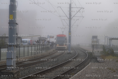Jesienna mgła o poranku w Gdańsku. Tramwaj na przystanku...
