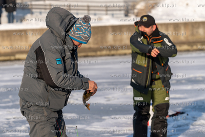 Zima. Łowienie na lodzie przy przystani Żabi Kruk...