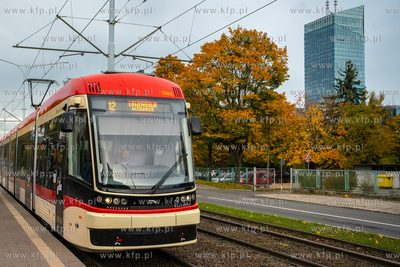 Gdańsk, Tramwaj nr 12 na ul. Wita Stwosza. 28.10.2020...