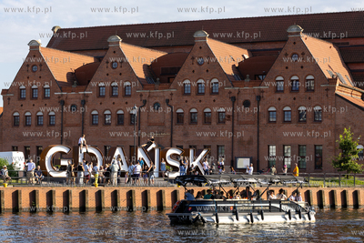 Gdańsk. Turyści nad Motławą. 13.08.2025 / fot....