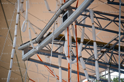 Sopot. Rozpoczeto montaz liczacej 7000 m2  powloki...